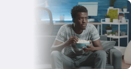 Homem assistindo filme comendo pipoca